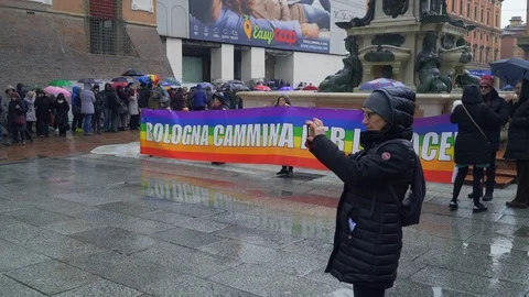 Human chain around Piazza Maggiore and "Bologna walks for peace" sign  Stock Footage 102268915