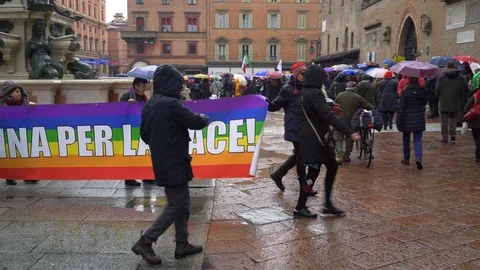Human chain around Piazza Maggiore and "Bologna walks for peace" sign  Stock Footage 102269005