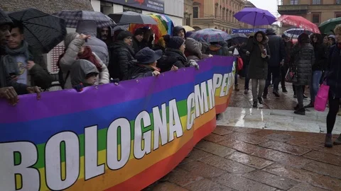 Human chain around Piazza Maggiore and "Bologna walks for peace" sign  Stock Footage 102269082