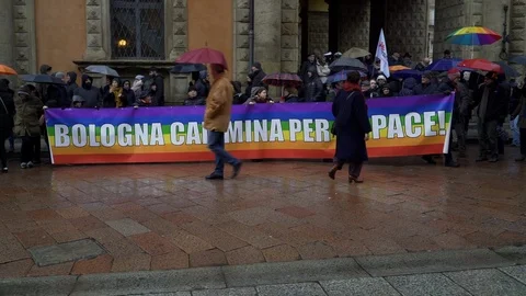 Human chain around Piazza Maggiore and "Bologna walks for peace" sign  Stock Footage 102269198