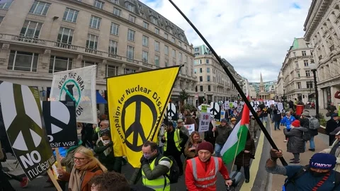 Human chain march walking down oxford circus, London, support ukraine peace sign Video stock 171518819