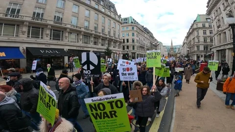 Human chain march walking down oxford circus, London, support ukraine peace sign Stockbeeldmateriaal 171518992