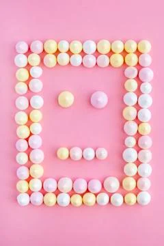 The human face of a frame in the shape of a rectangle of meringue on a pink b Foto stock