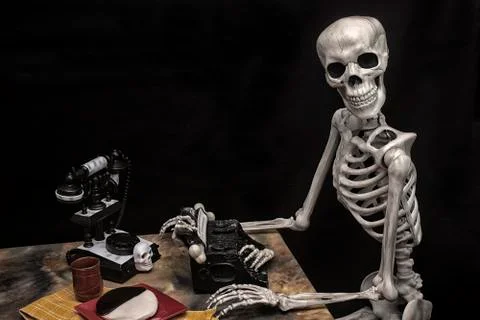 Human Halloween Skeleton at the table with typwriter Foto stock