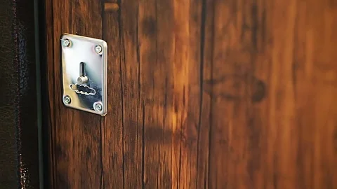 The human hand can not get the key in the keyhole Video stock 73172475