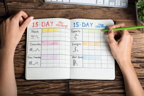 Human Hand Making Exercise Plan On Notebook Foto stock