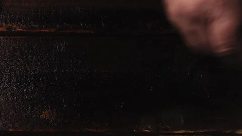 A human hand uses a brush to cover the boards with dark brown paint. Medium.. Vidéo 277158634