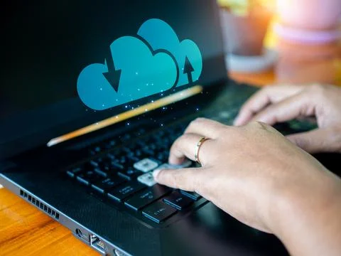 Human hand working on computer and cloud icon. Cloud computing concept, con.. Foto stock