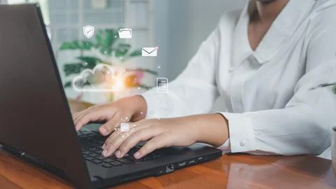 Human hand working on computer and cloud icon. Cloud computing concept, con.. 스톡 사진