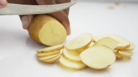 Human hands cut raw potatoes into slices Stock-Footage 139811888