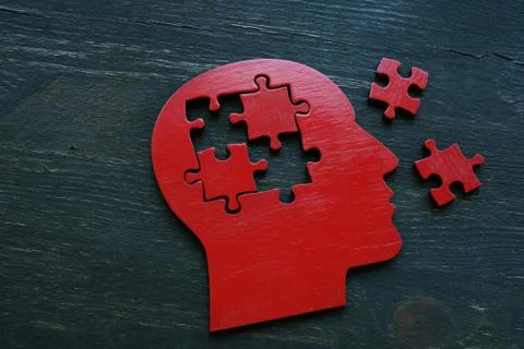 Human head shape with extracted puzzle pieces. Alzheimer disease and memory Foto stock