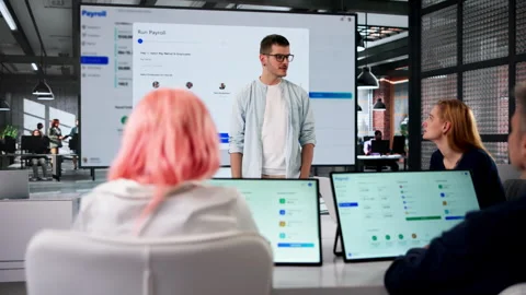 Human Resources Manager Explains Payroll Software Integration During Team 스톡 동영상 332497759