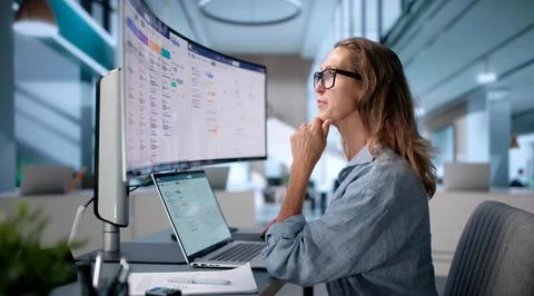 Human Resources Manager Reviews Candidate Profiles While Scheduling Interview Foto stock