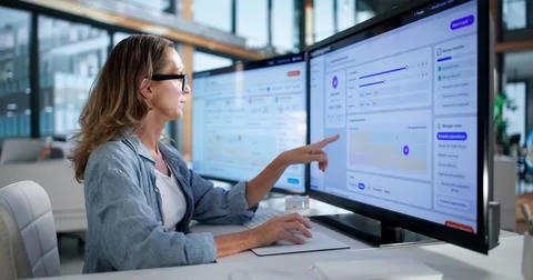 Human Resources Manager Using Digital Software Tracking Employee Performance  Фото
