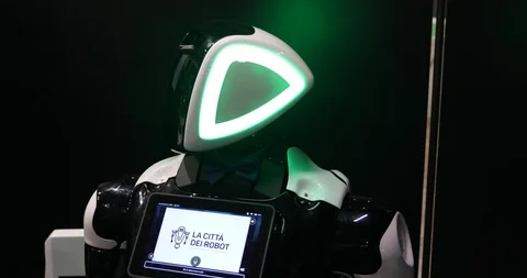 Human robot with lights in the eyes interacts with humans 스톡 동영상 124472076