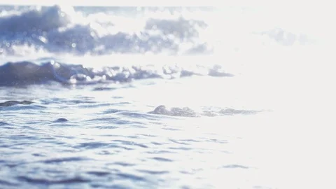Human skull on the beach, under the waves of water. Vídeo Stock 95421797
