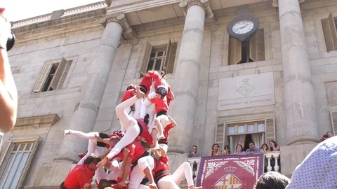 A Human Tower of Castellers falls down during a performance Video stock 87915162