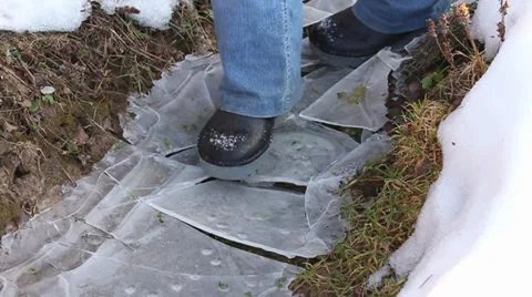Human walking on the ice, the ice cracks and breaks Video stock 33918370
