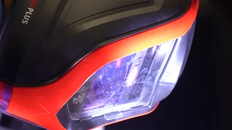 Human welding in Mask Vídeos de archivo 291512888