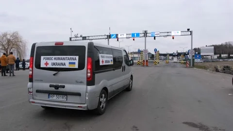 Humanitarian operators bus wait for cross the border Stock-Footage 172072012