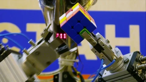Humanoid anthropomorphic robot solving Rubik's cube puzzle. Vidéo 110983494