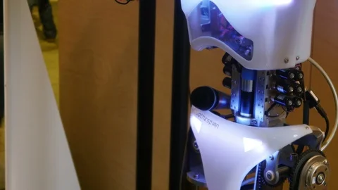 Humanoid anthropomorphic robot talking moving head and hands close up. Vídeos de archivo 110983793