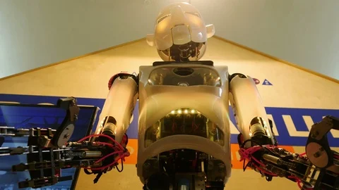 Humanoid anthropomorphic robot talking moving head and hands close up. Vidéo 110983902