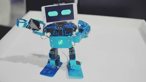 Humanoid autonomous robot with smartphone dancing 動画素材 89408374