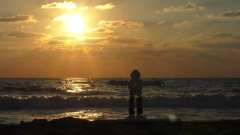 Humanoid autonomous smart robot tries to relax with Tai Chi but falls Stockbeeldmateriaal 79510496