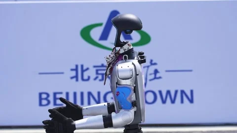 Humanoid robot runner compete in Beijing E-Town half-marathon during the day in Video stock 310073717