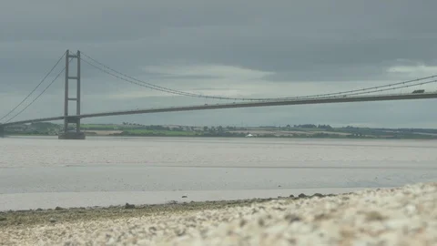 The Humber Bridge With Foreground Pebbles. Vídeos de archivo 107481504