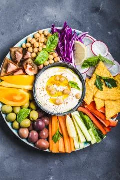 Hummus platter with assorted snacks Foto stock