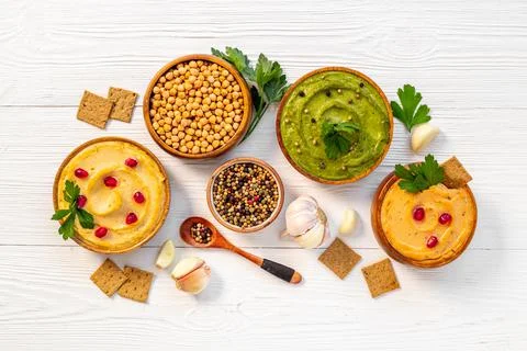 Hummus with snacks set - various types of hummus in bowls Foto stock