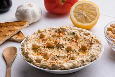 Hummus on white table Foto stock