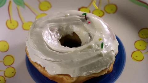 Hundreds and thousands being spilled on doughnut in slow motion Vídeos de archivo 71210971