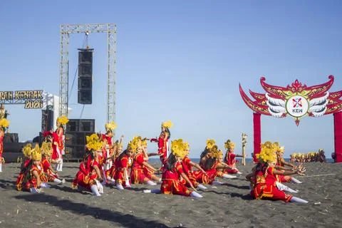 Hundreds of dancers perform authentic Topeng Kaliwungu choreography Stock Photos