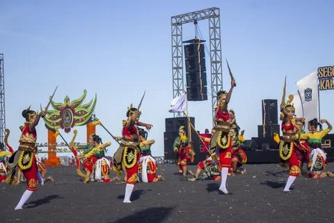 Hundreds of dancers present synchronized Topeng Kaliwungu performances Stock Photos