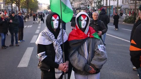 Hundreds of demonstrators protest in Paris against Gaza attacks, París (es-ES),  Video stock 257255528