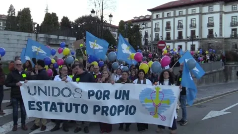 Hundreds of doctors demand an improvement in their working conditions in Oviedo, Stock Footage 326688491