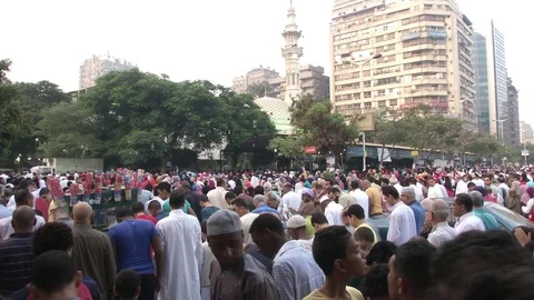 Hundreds of Muslims in Cairo Egypt Stockbeeldmateriaal 82316446