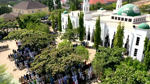 Hundreds of people pray with the Mosque full and the courtyard also full Vídeos de archivo 132378098