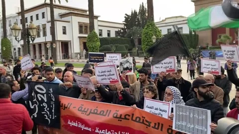 Hundreds of people protest in front of the Moroccan Parliament for the rise in p Vidéo 233633379
