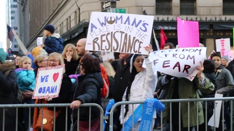 Hundreds of protestors with signs march up 5th Ave at the NYC Women's March. Stock Footage 260352653