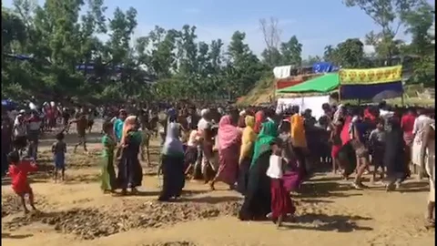 Hundreds of Rohingya refugees queue for aid in Bangladesh Stock Footage 109251969