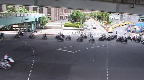 Hundreds of Scooters Cross Intersection in Taiwan 스톡 동영상 44419202
