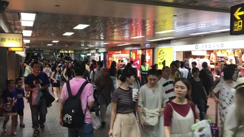 Hundreds of tourists walking through the underground street in Taipei 스톡 동영상 134007897