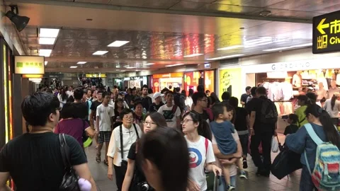 Hundreds of tourists walking through the underground street in Taipei 스톡 동영상 134007972