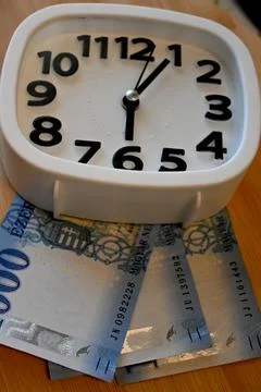 Hungarian 1000 forint notes with clock, time is money concept Fotos Stock