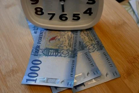 Hungarian 1000 forint notes with clock, time is money concept Stockfoto's