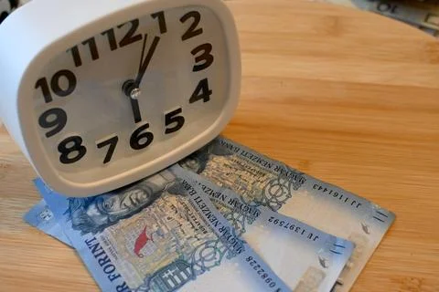 Hungarian 1000 forint notes with clock, time is money concept Fotos Stock